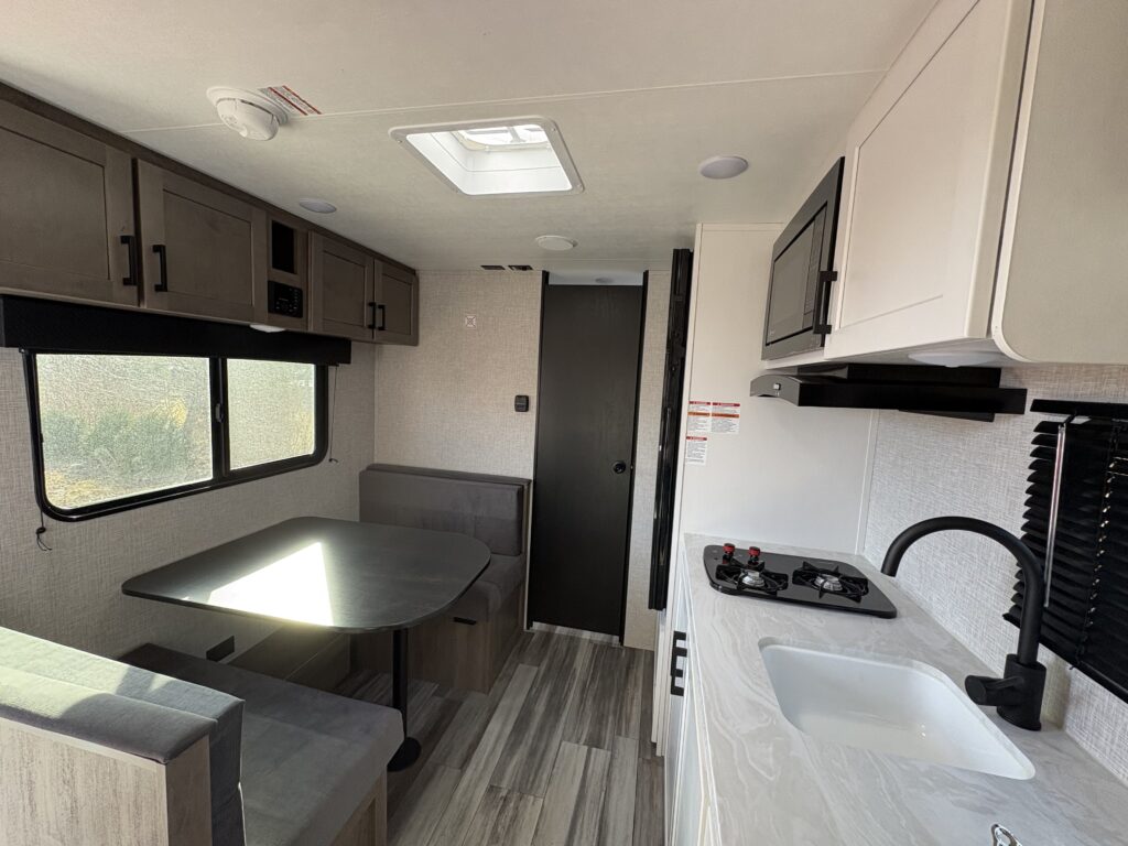 2025 Jayco Jay Flight SLX Series(M-175 FQ - 22')